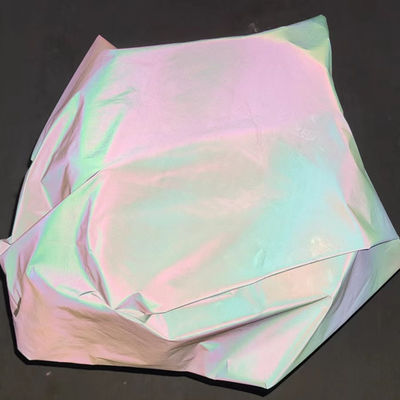 Resplandor blanco del estiramiento en el holograma iridiscente del vinilo oscuro del tejido de poliester luminoso