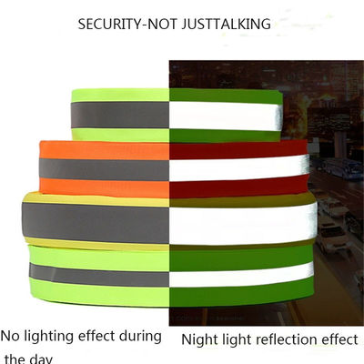 Se cosen bandas de telas reflectoras elásticas de colores en la ropa para advertencia de seguridad