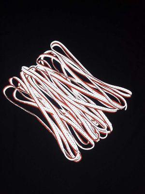 La tubería reflexiva negra para el poliéster T/C de la clase 2 de la ropa cuenta un cuento los accesorios de vestir coloridos