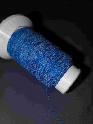 Hilo para obras de punto de costura del hilo reflexivo ligero azul usado en la camiseta Logo Clothing